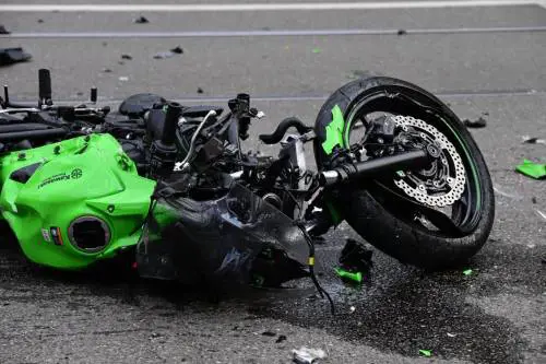 Schianto auto-moto a Milano, morti due ventenni - FOTO
