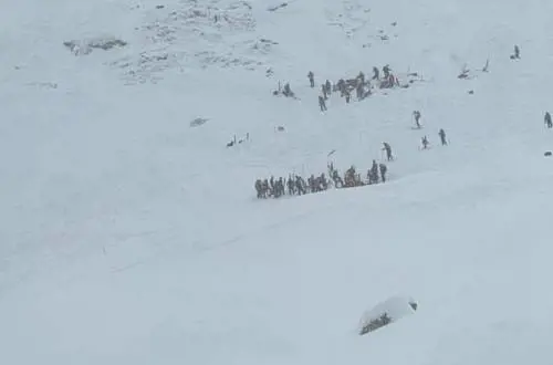 Paura in Alto Adige, 25 persone travolte dalla valanga: due morti e tre feriti