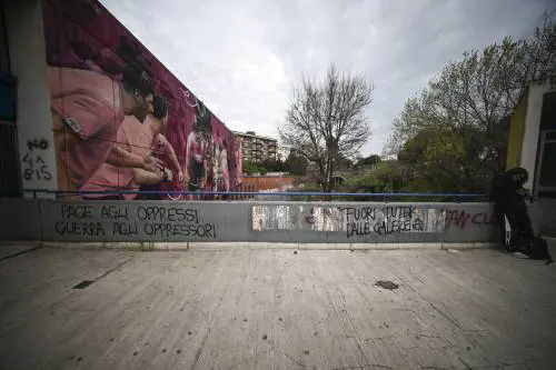 “La nostra vendetta sarà terribile”. Le scritte choc degli anarchici contro le forze di polizia