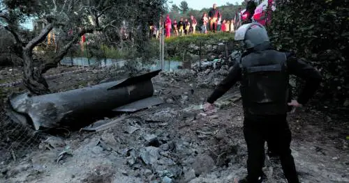 Trump tira il freno ma Israele alza il tiro e Pezeshkian dialoga. È rischio escalation