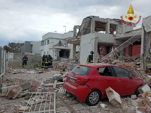 Esplosione a Roma, crolla palazzina - FOTO