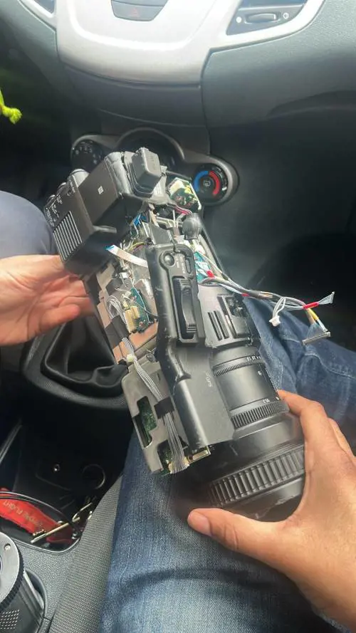 La telecamera della Rai frantumata dagli anarchici