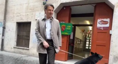 Conte al voto con il cane, ma dimentica la tessera elettorale