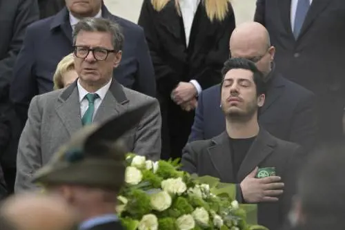 Da Meloni a Giorgetti: chi c'era a dare l'ultimo saluto a Bossi - Le foto