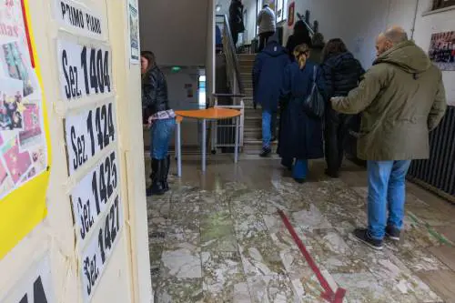 Lite a urne aperte tra spille e bus gratis. Le foto fuori legge degli islamici ai seggi