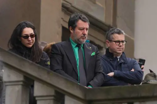 L’omaggio di Salvini in camicia verde per l’unità della Lega. "Mai mollare..."