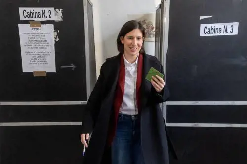 Sinistra moderata in silenzio elettorale. Quelli che aspettano il passo falso di Elly