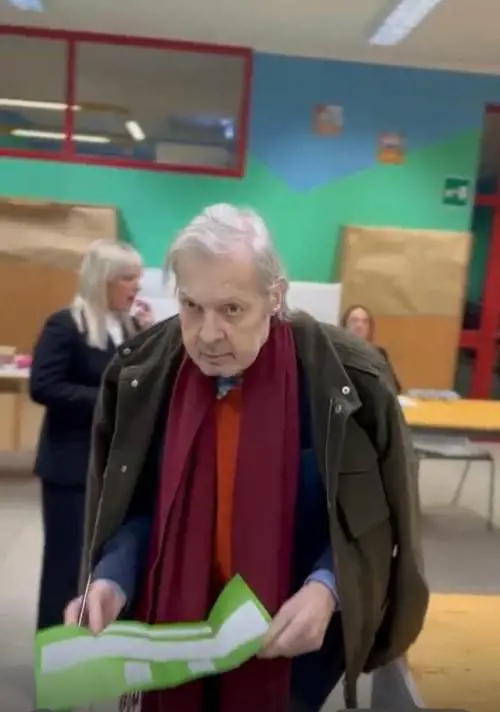 Vittorio Sgarbi al voto per il referendum