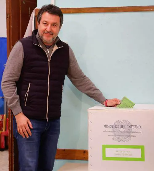 "Il vomito". Insulti a Salvini, lui demolisce l'hater 