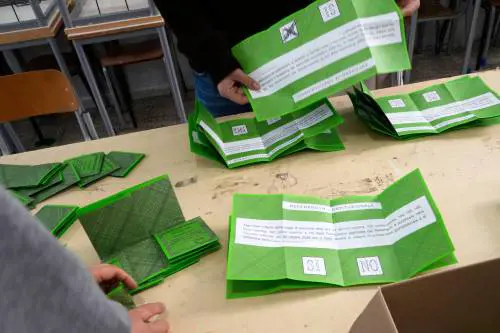 Città, giovani, astensionisti. L'onda anomala del No vince con il 53,7% dei voti