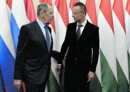 Il ministro di Orbán talpa russa nell'Ue. "Parlavo con Lavrov"