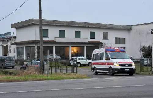 Studente di terza media accoltella la prof al collo. Il 13enne indossava una maglietta con scritto "vendetta"