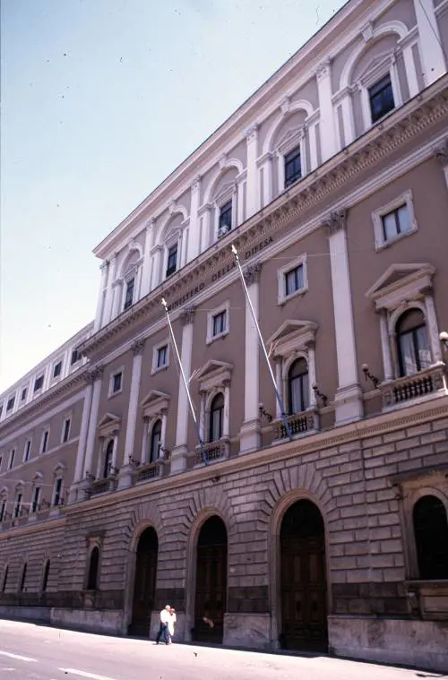 Corruzione, blitz della Finanza: perquisiti gli uffici della Difesa, di Terna e Rfi