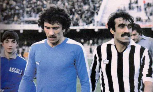 Beppe Savoldi (a sinistra) con la maglia del Napoli (Wikipedia)