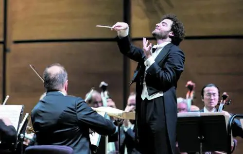 Tjeknavorian conduce la sua Sinfonica tra note di Wagner, Brahms e Bruckner