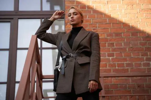 Come abbinare il marrone, l’alternativa chic al nero da copiare alle over 40