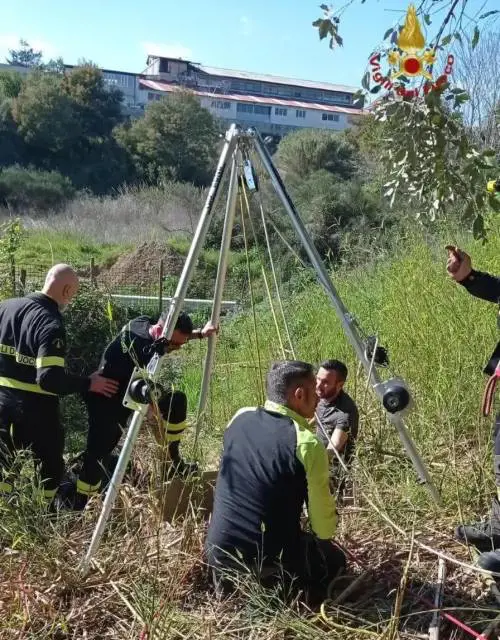 Paura a Roma, donna cade in un pozzo non segnalato: l’intervento dei vigili del fuoco