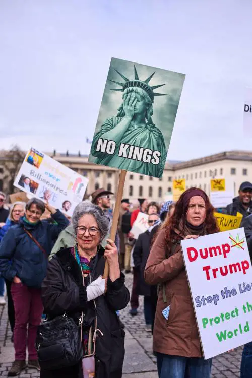 Estremisti, vip e movimenti. Tutti contro "Re Donald"