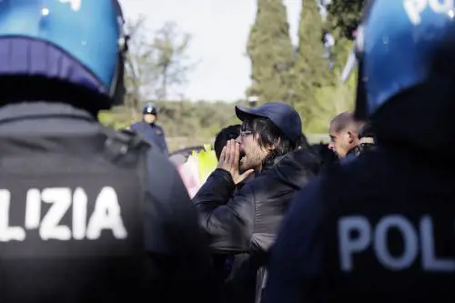 Gli anarchici aggrediscono ancora i giornalisti: troupe Rai minacciata a Roma
