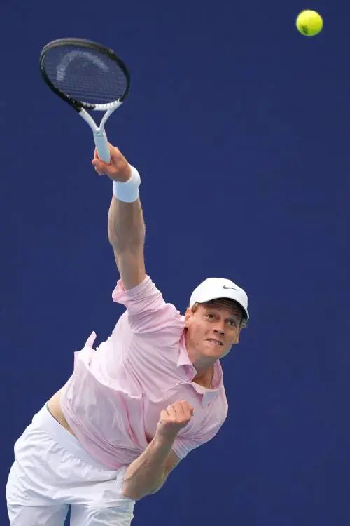 Sinner cigola un po' e la striscia di 37 set vinti di fila si ferma qui