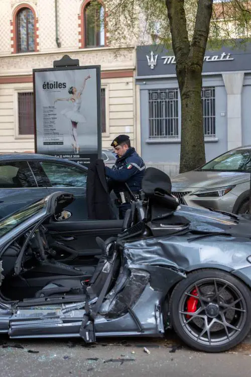 Schianto con la spider a noleggio. Muore un ragazzo di 21 anni