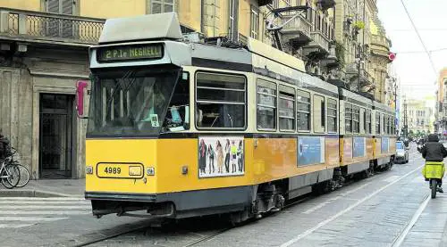 Incastrata nella porta e trascinata dal tram. La salvano i carabinieri