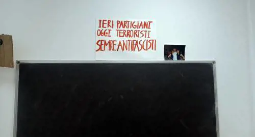 "Ieri partigiani, oggi terroristi". Lo striscione choc degli anarchici a Padova