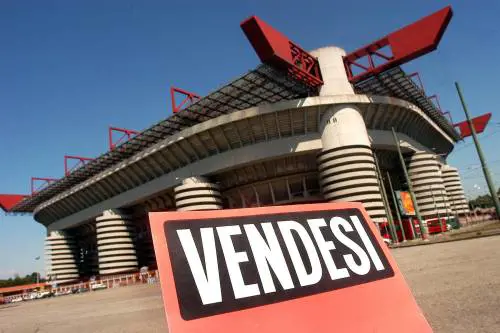 "San Siro, vendita truccata e Comune colluso coi club". Nove indagati a Milano