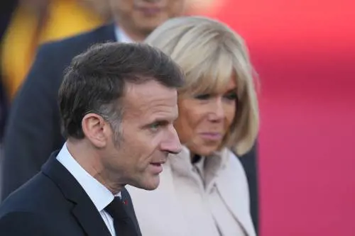 Meloni sente Starmer. "È urgente riaprire lo Stretto di Hormuz". Macron sfida Trump