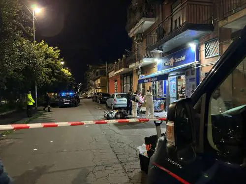 Accoltella la moglie in strada e fugge: catturato 