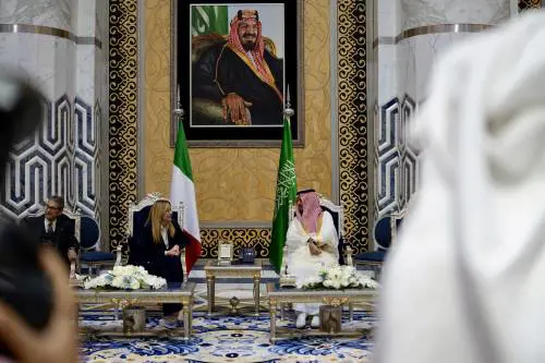 Meloni incontra Bin Salman: energia, Hormuz e difesa, tutti i dossier sul tavolo