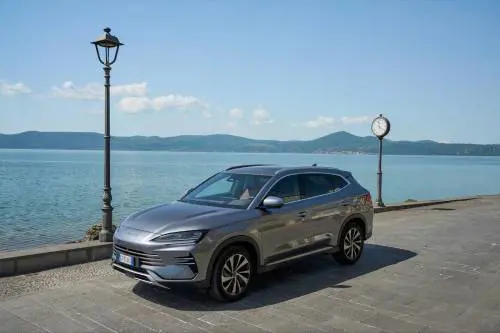 BYD Seal U DM-i: il SUV plug-in che punta tutto su comfort ed efficienza