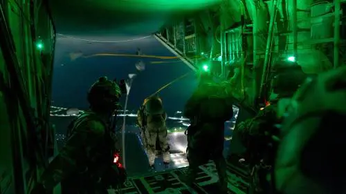 "Operazione tra le più audaci della storia". Ecco come si è svolta la sortita dei "pararescue"
