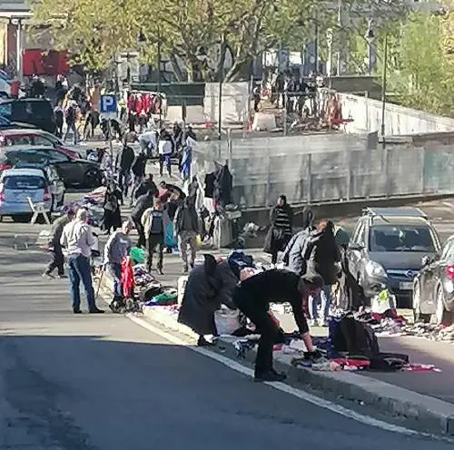 Torino, chiudono il suk ma gli abusivi continuano. Fdi: "Al Comune piace l'illegalità?"