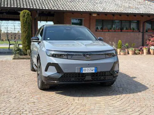 Opel Grandland Electric AWD: prova su strada del SUV elettrico a trazione integrale
