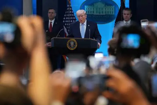 Trump: "Iran eliminato in una notte. Pilota salvato con 155 aerei e 4 bombardieri". Poi l'affondo: "Carcere per la fuga di notizie su F-15 abbattuto"