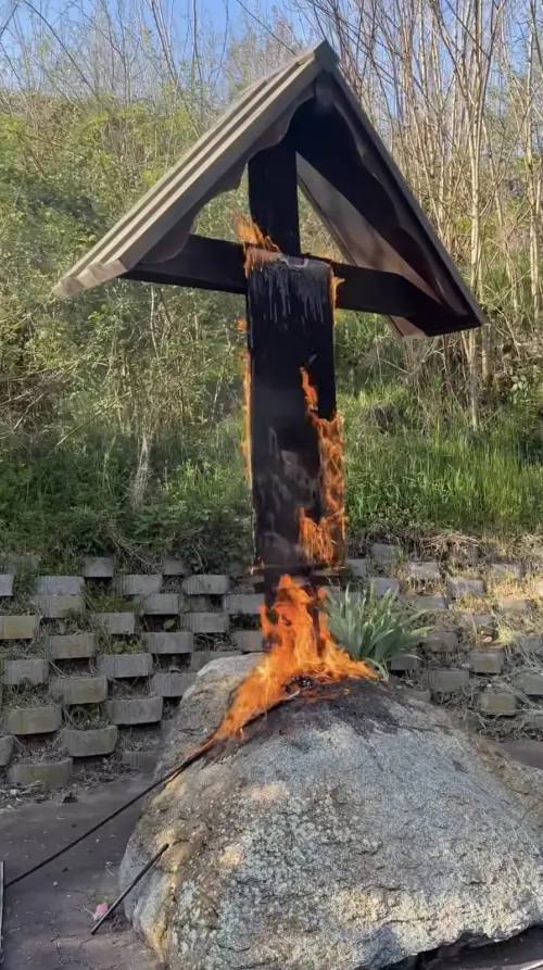 Crocifisso in fiamme il giorno di Pasqua, choc a Cesano Maderno: indagini sulle cause del rogo