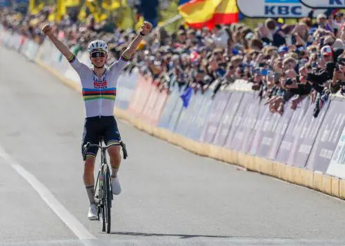 Pogacar applaudito pure dagli sconfitti. È sulla scia di Merckx, ora vuole la Roubaix