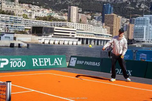 Sinner, parte l’assalto al "tabù" terra rossa. Sfida Alcaraz per il n.1 con l’obiettivo Parigi