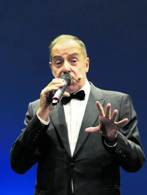 Massimo Lopez, uno show con papi e politici al ritmo di swing