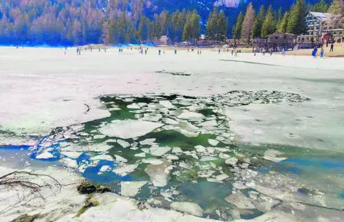 Cede il ghiaccio del lago, cinque persone in acqua