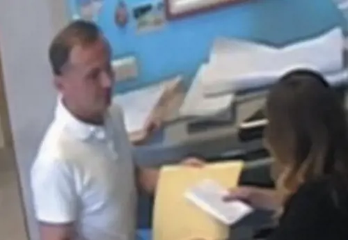 Cancellava gli esami prenotati per inserire le visite degli amici. Arrestato un medico a Taranto