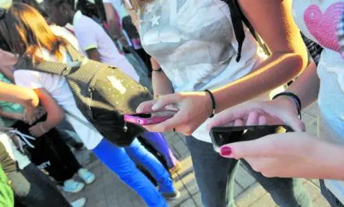 "Salviamo i giovani cervelli dai social". L'appello al governo (che studia il divieto)