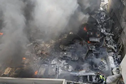 Trump: "Se l'accordo non è buono torniamo in guerra". Meloni e leader Ue: “Contribuiremo a garantire libertà di navigazione a Hormuz". 160 bombe sul Libano: al via operazione "oscurità eterna"