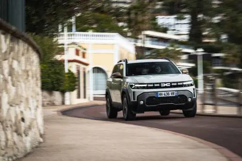 Dacia Duster, tutte le motorizzazioni del SUV: dall’ibrido al GPL