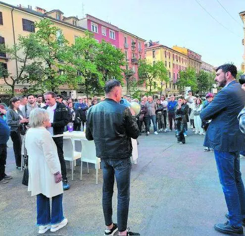 All'Isola centinaia in piazza per protestare contro la Ztl. "Danni a cittadini e locali" 