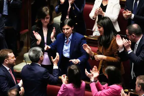 Giorgia indica l'avversaria: è Elly. Ma Conte reagisce: "Non sceglie lei"