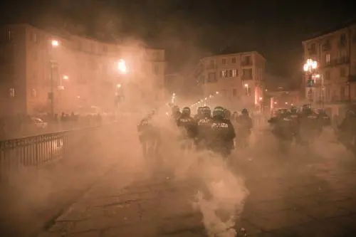 3.243 denunce tra gli estremisti di sinistra e 425 poliziotti feriti: tutti i numeri sulle piazze violente