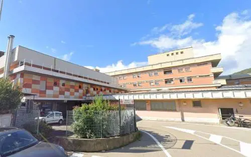 Offre a un compagno un cocktail con olio motore: il 16enne finisce in ospedale