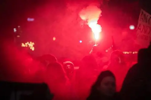 "Dov’erano quando gli anarchici inneggiavano alle Br?". La lezione del sindacato di polizia al Pd e agli antifà